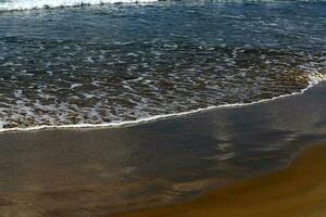 a cor do mar água em a Mediterrâneo costa. foto