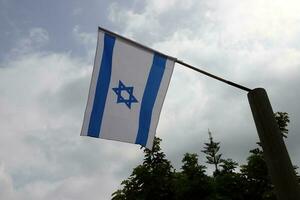 a bandeira azul e branca de israel com a estrela de davi de seis pontas. foto