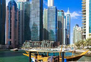 cativante dubai marina, uma cênico beira-mar Horizonte do moderno luxo e arranha-céus arquitetura foto