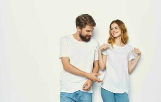 jovem casal dentro branco Camisetas comunicação moda Diversão foto