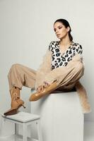 fofa morena brilhante Maquiagem leopardo impressão camisa outono estilo foto