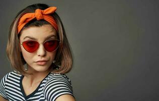 mulher vestindo oculos de sol com curativo em cabeça moda moderno estilo isolado fundo foto