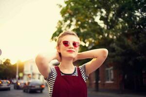 bonita mulher vestindo oculos de sol ao ar livre andar posando Diversão foto