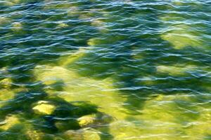 a cor do mar água em a Mediterrâneo costa. foto