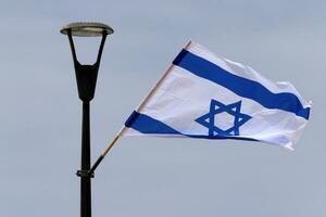 a bandeira azul e branca de israel com a estrela de davi de seis pontas. foto