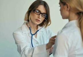 mulher profissional médico com óculos estetoscópio paciente saúde foto