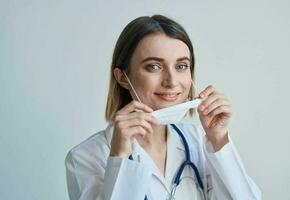 médico dentro médico mascarar e casaco saúde estilo de vida estetoscópio foto