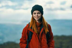 retrato do uma viajante dentro a montanhas dentro natureza Rocha panorama nuvens céu modelo foto