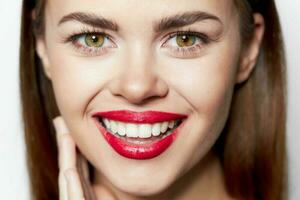 sorridente mulher vermelho lábios face fechar-se charme foto