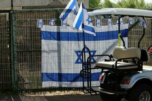 a bandeira azul e branca de israel com a estrela de davi de seis pontas. foto