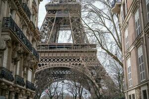 homem em rua dentro Paris com a eiffel torre Paris, França. foto