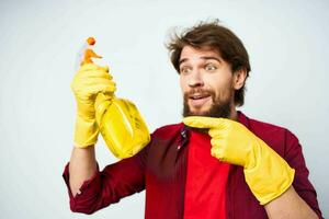 homem dentro borracha luvas detergente emoções vermelho camisa tarefas domésticas foto