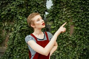 bonita mulher ao ar livre uma copo do café Diversão andar foto