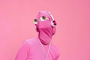 criativo louco Rosa foto em uma Rosa fundo com Rosa roupas e acessórios, cyberpunk conceito e conceptual arte fotografia