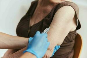 uma tiro dentro a braço vacina Passaporte imunidade proteção foto