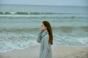 retrato do uma mulher com grandes cabelo em a de praia natureza panorama andar inalterado foto