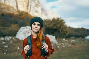 bonita mulher caminhante cápsulas ao ar livre montanhas panorama período de férias foto