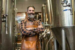 homem é trabalhando às construir Cerveja fábrica. ele é operativo maquinaria dentro cervejaria. pequeno família negócios, Produção do construir cerveja. foto