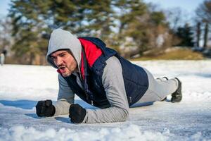 boxer é Treinamento às a parque dentro a inverno. ele é trabalhando em dele fitness. foto