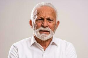 retrato do uma Senior homem dentro uma branco camisa foto