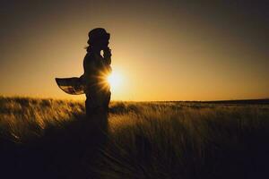 agricultor mulher sobre a pôr do sol foto