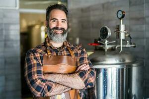 homem é trabalhando às construir Cerveja fábrica. ele é operativo maquinaria dentro cervejaria. pequeno família negócios, Produção do construir cerveja. foto