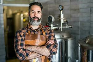 homem é trabalhando às construir Cerveja fábrica. ele é operativo maquinaria dentro cervejaria. pequeno família negócios, Produção do construir cerveja. foto