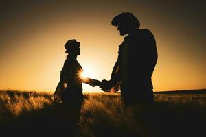 agricultor casal em seus terra e plantação foto