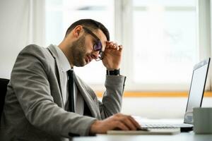 uma o negócio homem trabalhando dentro dele escritório foto