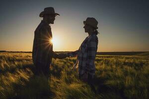 agricultor casal em seus terra e plantação foto