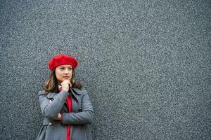 retrato do uma pensativo mulher com uma vermelho boina foto