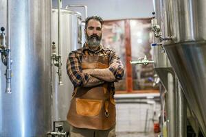 homem é trabalhando às construir Cerveja fábrica. ele é operativo maquinaria dentro cervejaria. pequeno família negócios, Produção do construir cerveja. foto