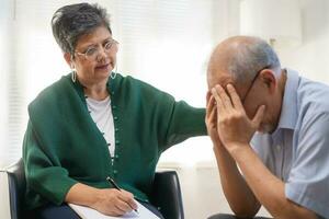 psicologia, depressão pessoas. idosos ásia adulto homem, homens consultando com psicólogo ,psiquiatra enquanto idoso, velho paciente aconselhamento mental com médico mulher às clínica. encorajando, terapia. foto