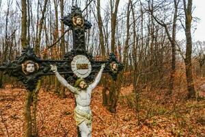 Cruz com Jesus às uma Lugar, colocar dentro a floresta durante caminhada foto