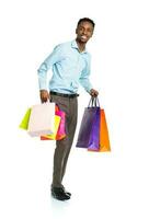 feliz africano americano homem com compras bolsas em branco foto