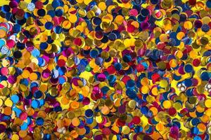 composição de festa com confetes coloridos foto