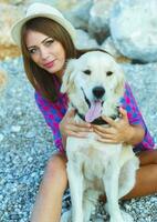 mulher com uma cachorro em uma andar em a de praia foto