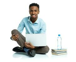 africano americano Faculdade aluna sentado com computador portátil em branco fundo foto