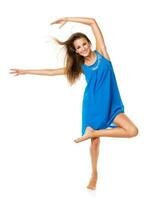 jovem menina dançando dentro uma azul vestir em uma branco foto