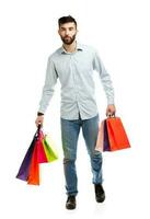 homem segurando compras bolsas. Natal e feriados conceito foto