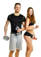 esporte casal - homem e mulher com halteres em a branco foto