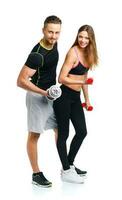 esporte casal - homem e mulher com halteres em a branco foto