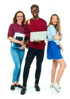 feliz alunos em pé e sorridente com livros, computador portátil e bolsas isolado em branco foto