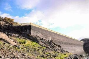 barragem dentro a montanhas foto