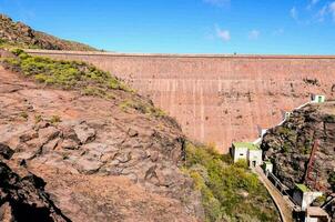 barragem dentro a montanhas foto