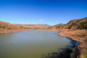 cênico montanha lago Visão foto