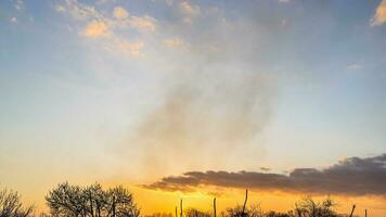 panorâmico Visão do pôr do sol céu com fumaça dentro Primavera foto