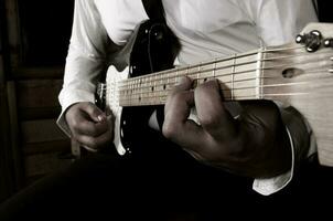 homem guitarra jogando foto