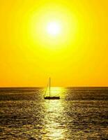 uma barco às pôr do sol foto