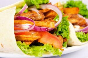 carne de porco giroscópios e batatas foto